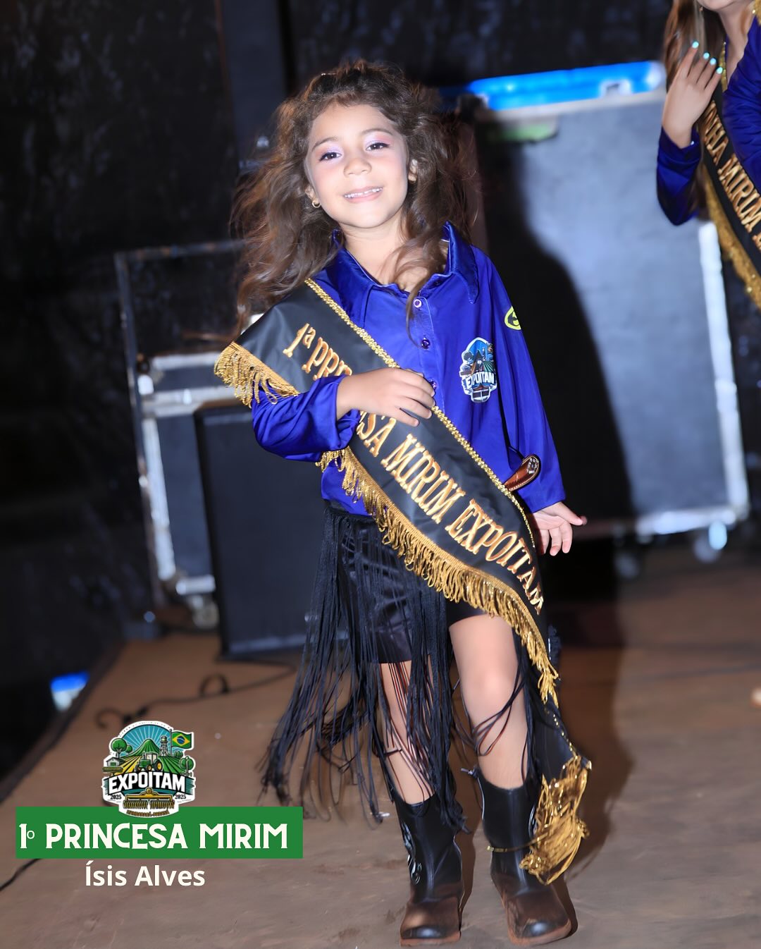 Pequenas em tamanho, enormes em coração! 🌟👑 Nossa rainha e princesas mirins estão prontas pa…